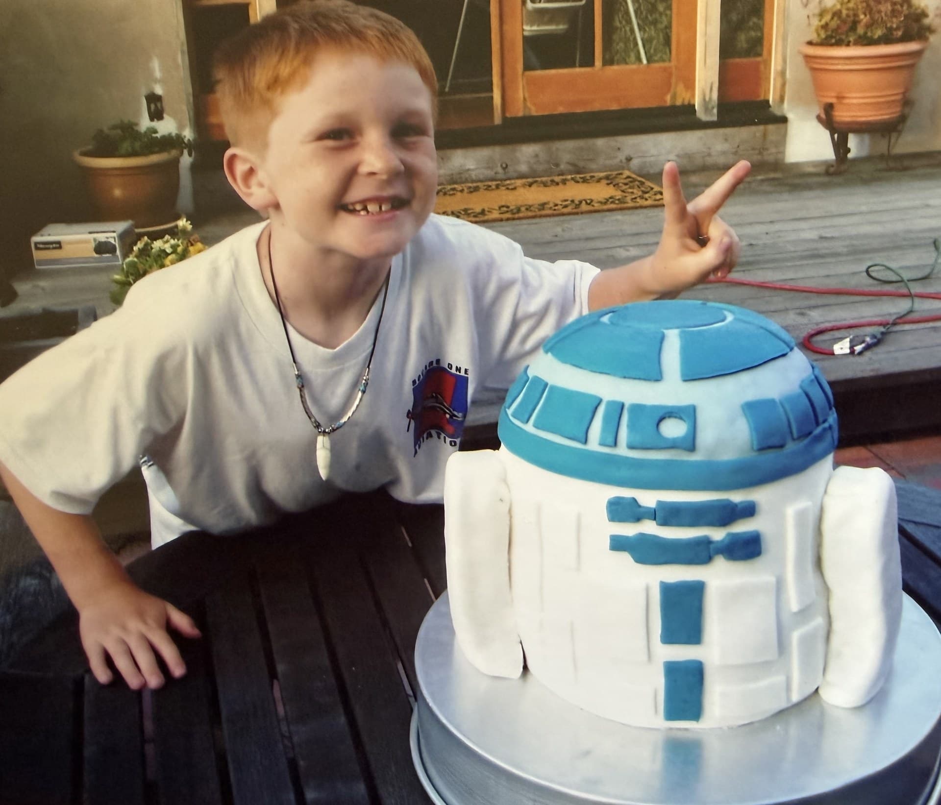 Reba's son with the R2-D2 birthday cake she made for his 7th birthday